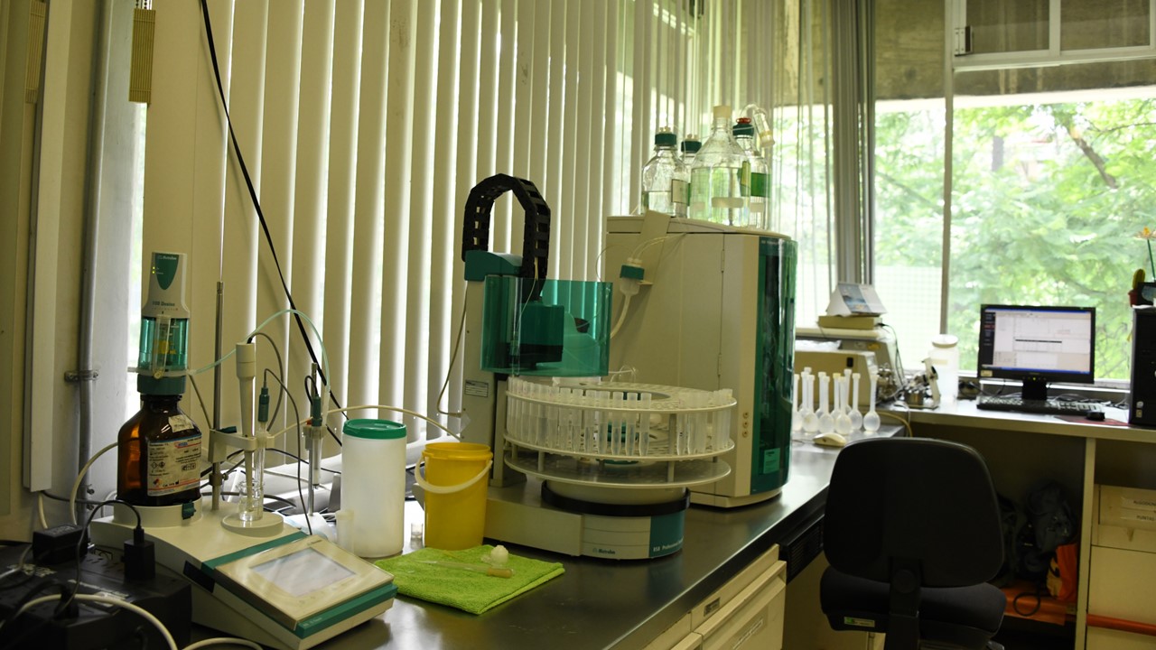 Potenciómetro y cromatógrafo de líquidos con muestreador automático.